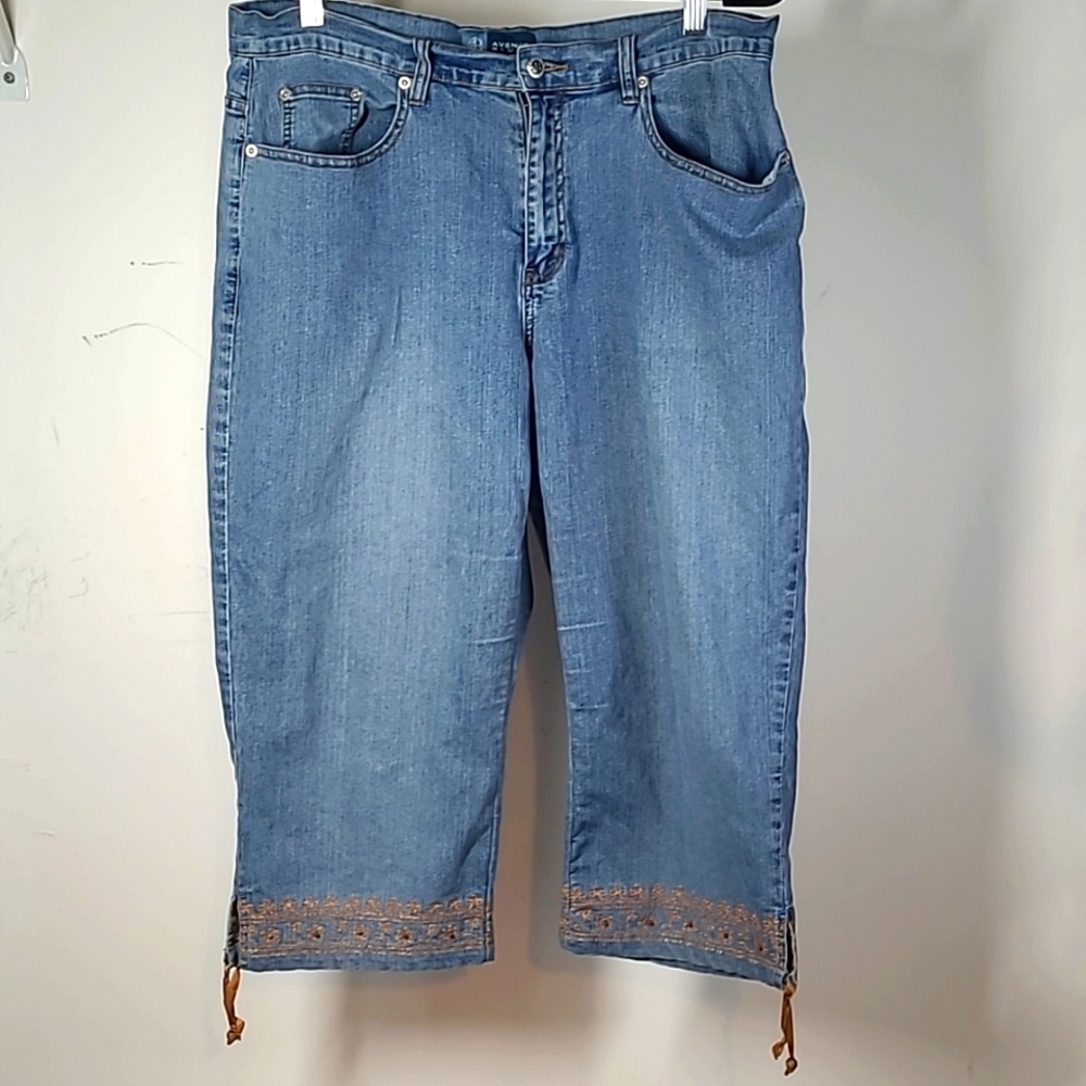 Avenue Blues Women's Capri Jeans